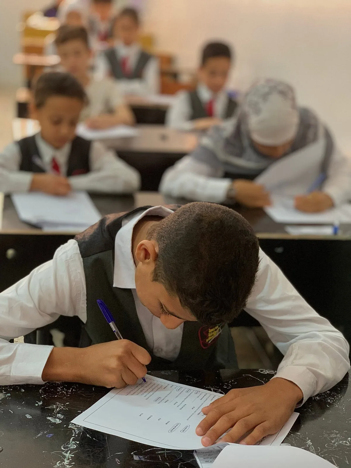طالب أثناء النشاط الدراسي